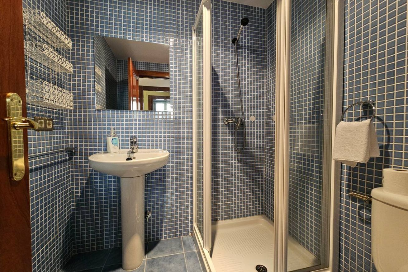 Bathtub, hair dryer, towels, shampoo