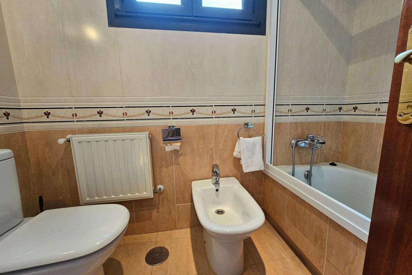 Un baño con inodoro, bidé y bañera.