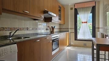 Een koelkast, een magnetron, een oven, een koffiezetapparaat/waterkoker