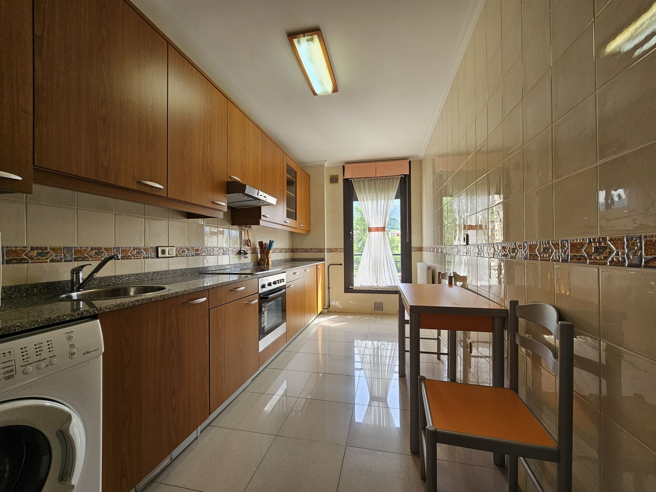 Een koelkast, een microgolfoven, een oven