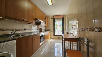 Een koelkast, een microgolfoven, een oven