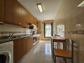 Kjøleskap, mikrobølgeovn, ovn og kaffetrakter/tekoker