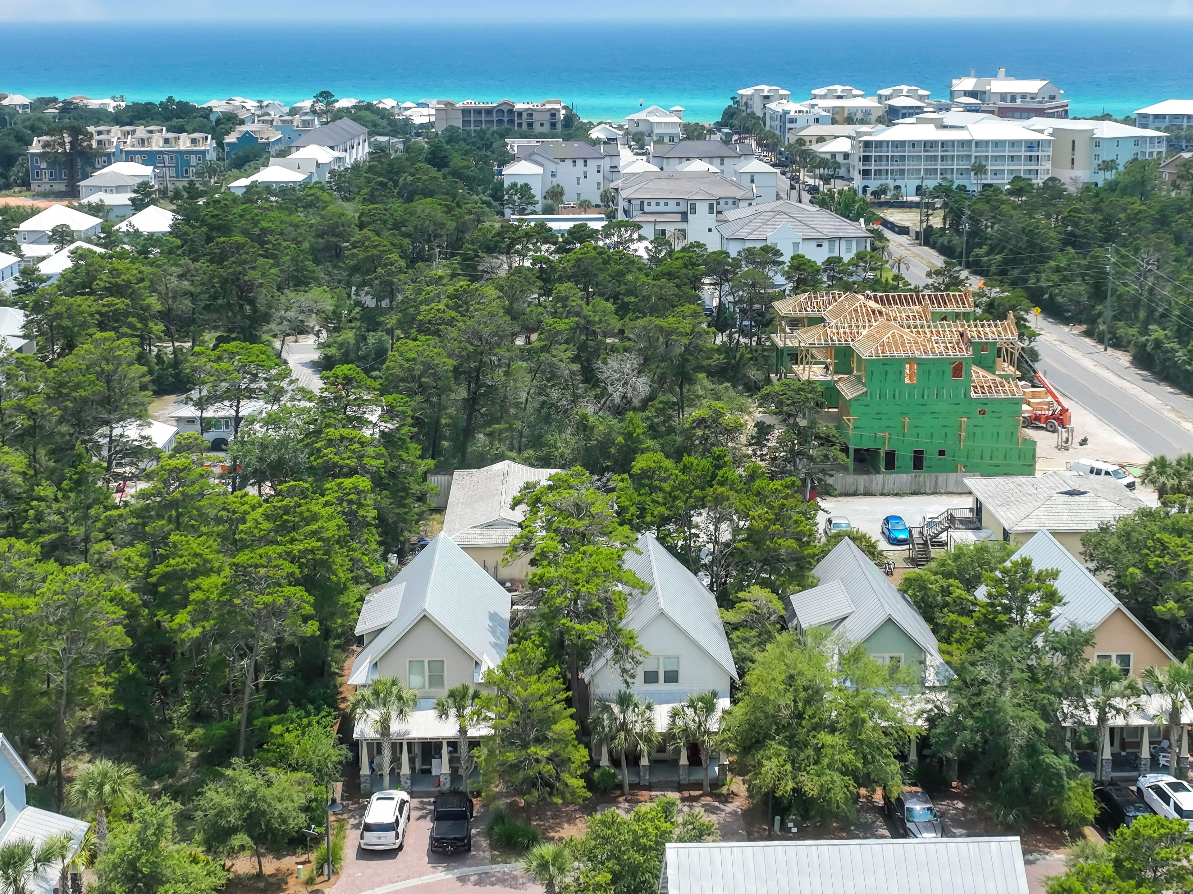 Un quartier résidentiel situé sur la côte, avec des maisons, dont certaines sont en construction, et une vue sur l’océan.