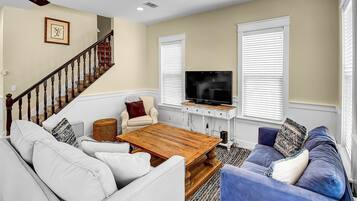 House, Multiple Beds, Patio, Garden View | Living area