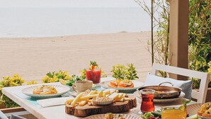 A table set for breakfast with a view of the beach. - Nayu Igneada (Demirköy)