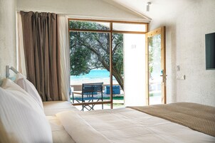 Deluxe Room with King Bed Sea View | Vistas desde la habitación