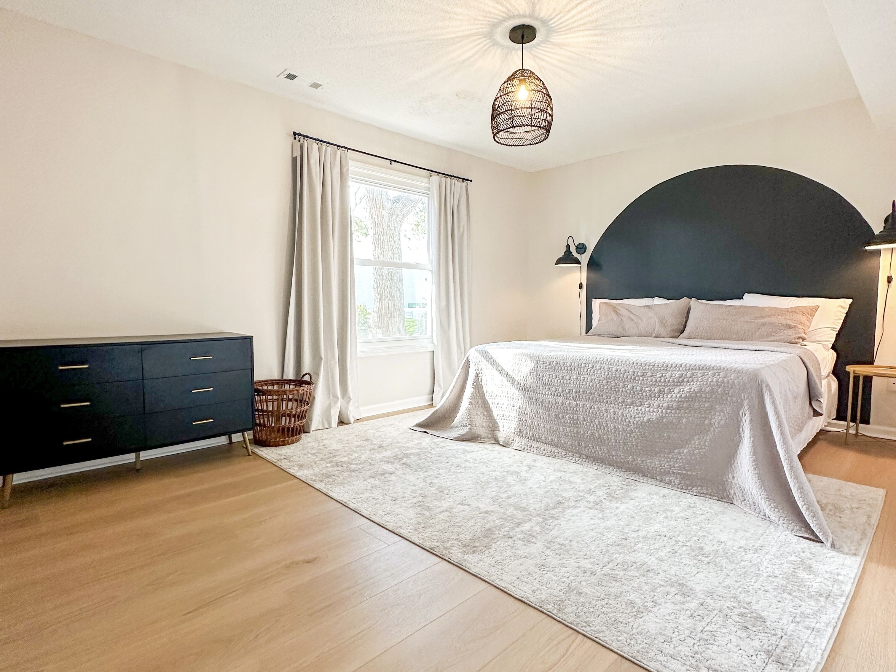 3 slaapkamers, een bureau, een strijkplank/strijkijzer, reisbedje