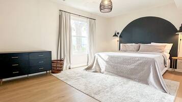 3 slaapkamers, een bureau, een strijkplank/strijkijzer, reisbedje