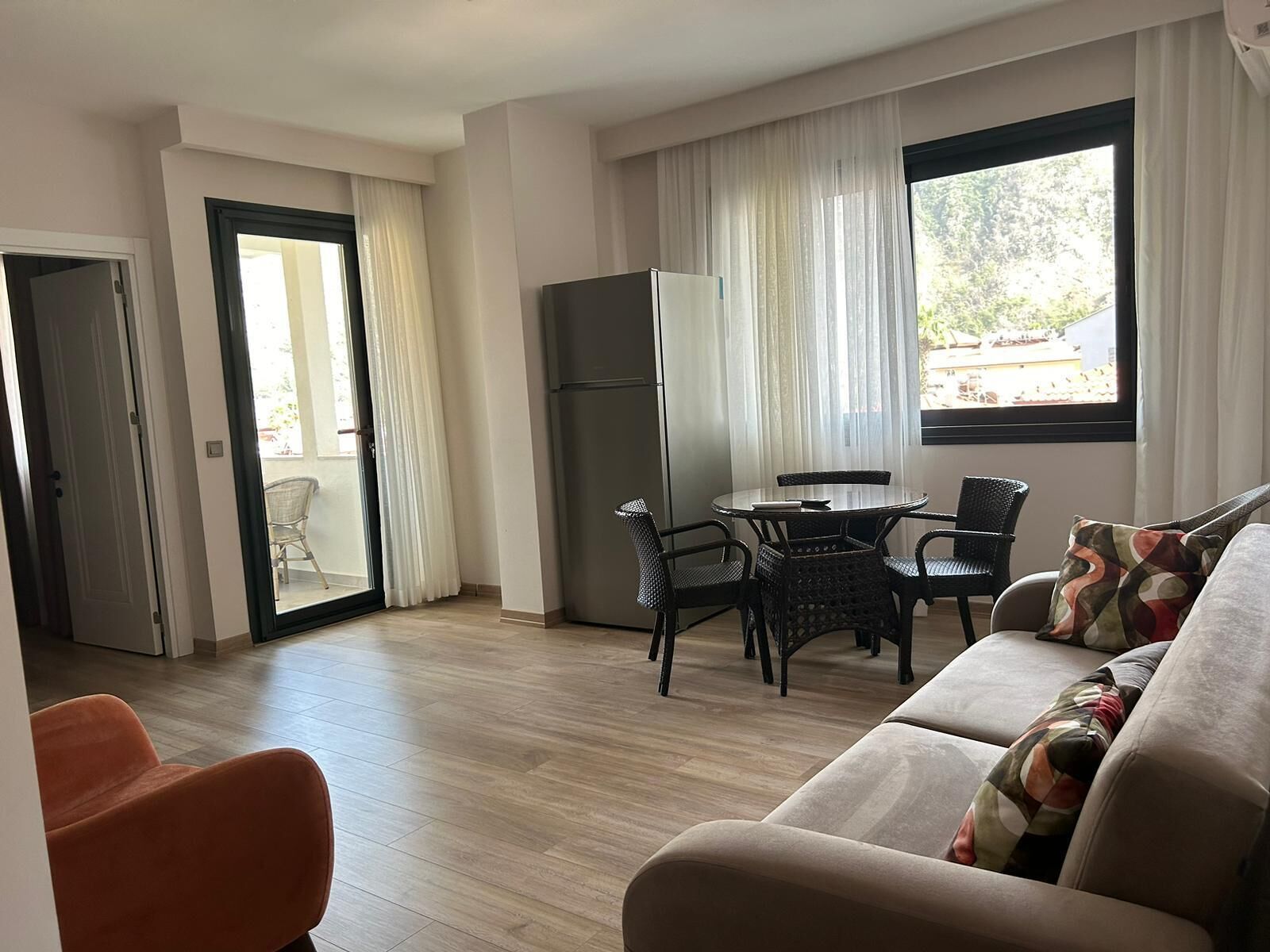 Familien-Suite | Wohnbereich | 43-Zoll-Smart-TV mit Satellitenempfang, Fernseher