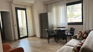Familiesuite, 2 soverom, aircondition, byutsikt | Oppholdsområde | En 43-tommers smart-TV med Parabol-TV samt TV