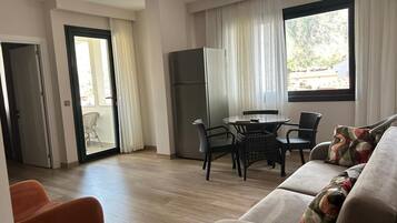 Familien-Suite | Wohnbereich | 43-Zoll-Smart-TV mit Satellitenempfang, Fernseher