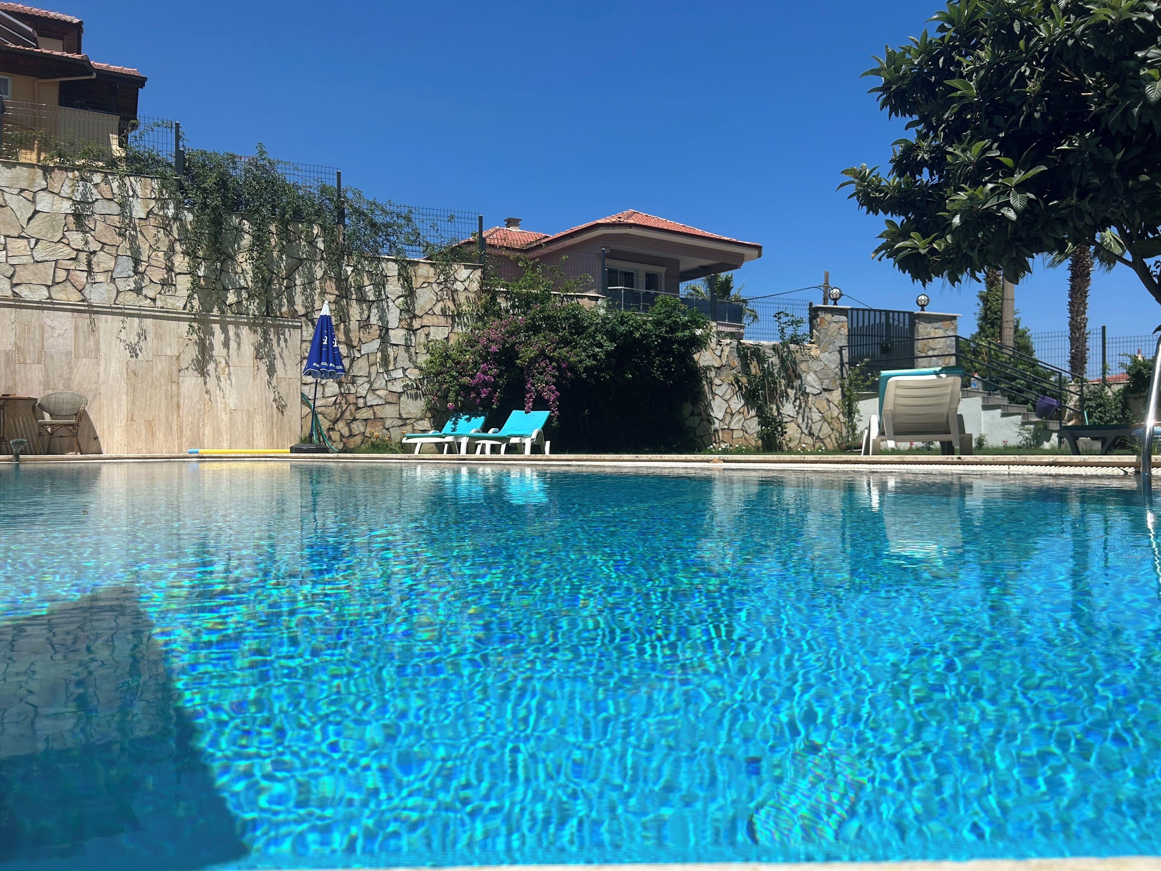 Una piscina al aire libre de temporada