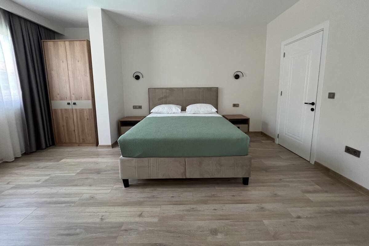 2 soverom, minibar, skrivebord og strykejern/-brett