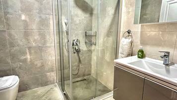 Classic-Suite | Badezimmer | Dusche, Haartrockner, Handtücher, Toilettenpapier