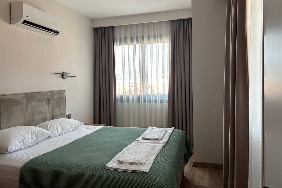 Familiesuite, 2 soverom, aircondition, byutsikt | 2 soverom, minibar, skrivebord og strykejern/-brett