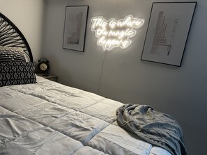 1 bedroom, desk, iron/ironing board, travel cot - Bright Garden Studio (Evanston)
