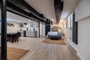 1 habitación, escritorio, tabla de planchar con plancha y cuna de viaje