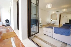 Smart TV y futbolito 