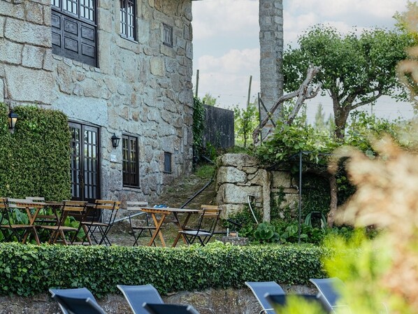 Outdoor dining - Quinta Stº António | Alambique I | Monção | Rural Tourism (Monção)