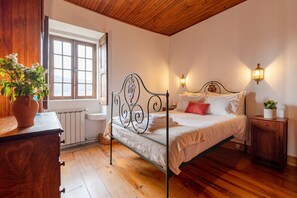 2 bedrooms, iron/ironing board, internet, bed sheets - Quinta Stº António | Casa do Padeiro | Monção | Rural Tourism (Monção)