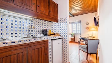 Frigorífic, microones, cafetera i tetera i torradora