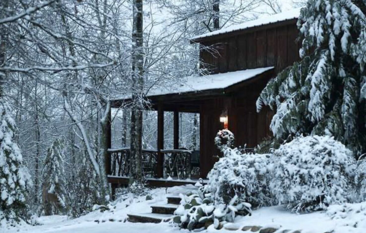 Beautiful lodge on 15 acres of land with a river trail. 10 mins to Greenville. 