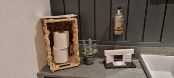 Ducha, cabezal de ducha tipo lluvia, toallas y jabón