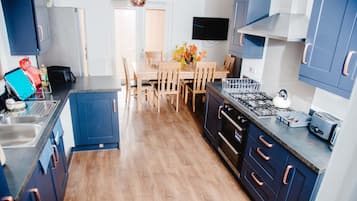Fridge, microwave, oven, coffee/tea maker