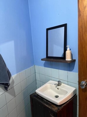 Traditional Single Room | Bathroom