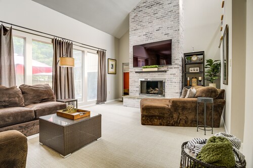 3 Mi to Downtown: Inviting Lancaster Home!