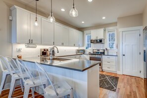 Fridge, microwave, oven, stovetop - Cozy coastal retreat- Sauna, hot tub, firepit, ocean/forest views (Lincoln City)