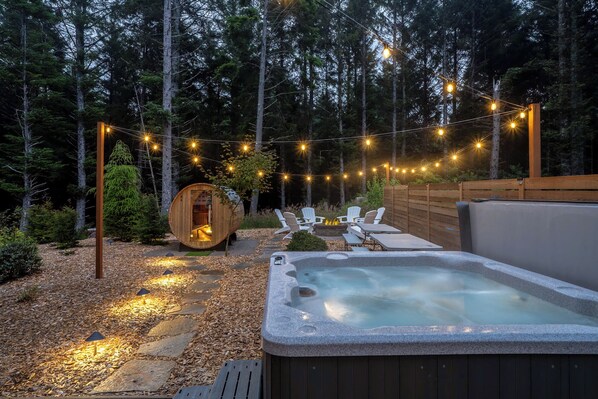 Terrace/patio - Cozy coastal retreat- Sauna, hot tub, firepit, ocean/forest views (Lincoln City)