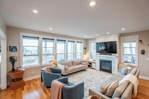 Smart TV, fireplace, video games, DVD player - Cozy coastal retreat- Sauna, hot tub, firepit, ocean/forest views (Lincoln City)