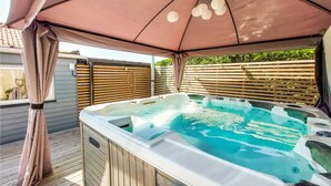 A hot tub under a canopy with wooden slats and a wooden deck. - Nice home in Helsingborg (Helsingborg)
