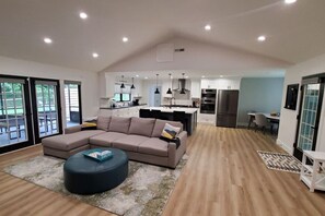 Smart-TV, Kamin, Arbeitsbereiche