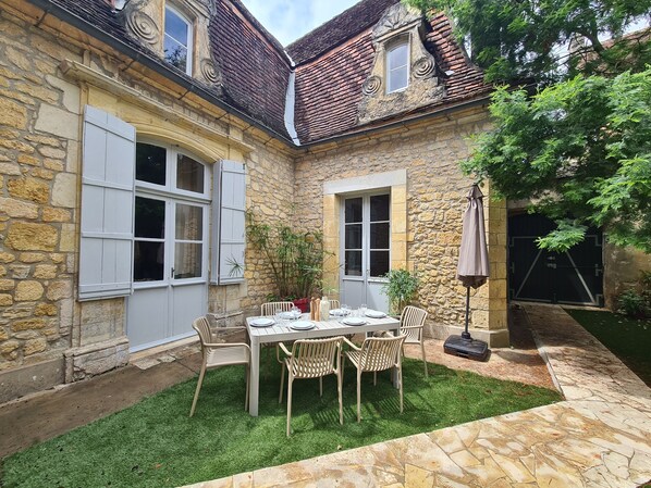 تناول الطعام بالخارج