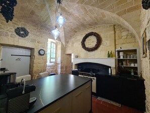 ثلاجة، ميكروويف، فرن، موقد طهي مسطح