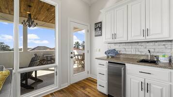 House, Multiple Beds, Hot Tub, Garden View | Private kitchen | Fridge, microwave, oven, stovetop