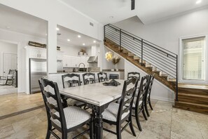 Ferienhaus, Mehrere Betten, Whirlpool, Gartenblick | Speisen