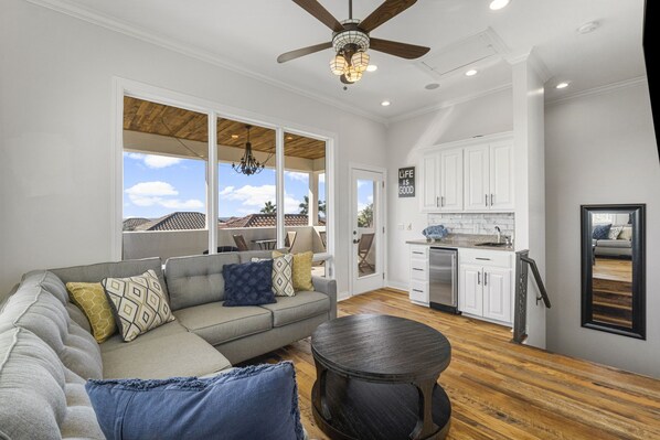 Talo, useita sänkyjä, poreamme, näköala puutarhaan | Oleskelualue | 50–tuumainen televisio, jossa digitaalikanavat