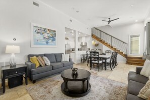 Huis, meerdere bedden, hot tub, uitzicht op tuin | Woonruimte | Een 50-inch televisie met digitale zenders