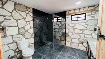 Douche, douche à « effet pluie », serviettes fournies
