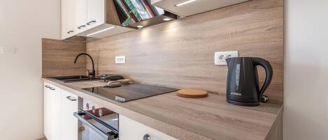 Réfrigérateur, plaque de cuisson, lave-vaisselle, cafetière/bouilloire