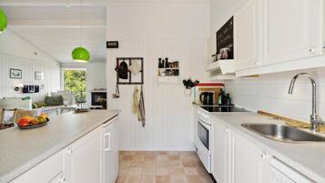 Køleskab, kogeplade, opvaskemaskine