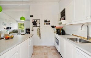 Køleskab, kogeplade, opvaskemaskine, køkkentøj/tallerkener/redskaber