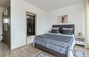 4 bedrooms, in-room safe, iron/ironing board, free WiFi - Gorgeous home in Labin (Labin)