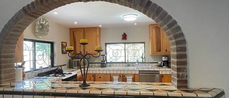 Cookware/dishes/utensils, paper towels