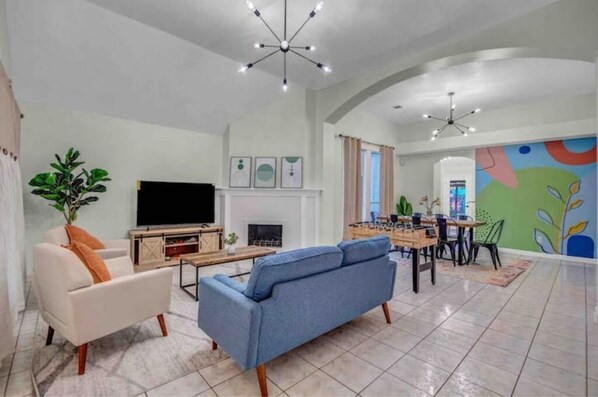 Smart-TV, Kamin, Tischfußball, Tischtennisplatte