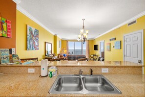 Apartment, Mehrere Betten, Balkon, Meerblick | Eigene Küche | Kühlschrank, Mikrowelle, Ofen, Herdplatte