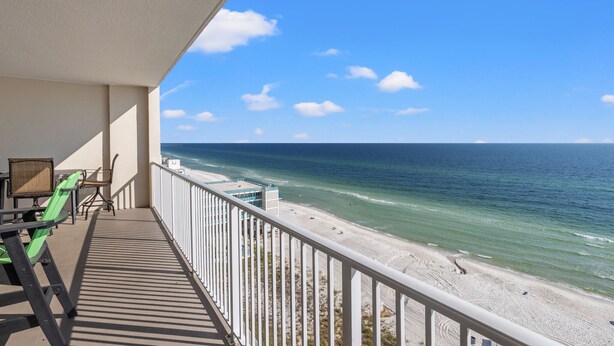 Ein Balkon mit Blick auf Strand und Meer.